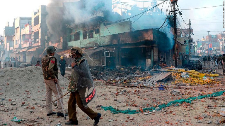 インド首都でデモが激化し、少なくとも１３人が死亡した/SAJJAD HUSSAIN/AFP/Getty Images
