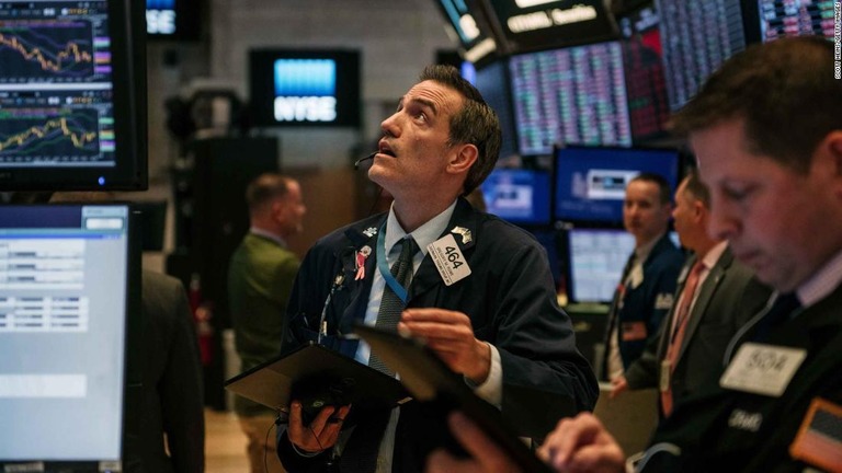 ２７日の米株式市場が新型コロナウイルスの影響を受け、大幅続落した/Scott Heins/Getty Images