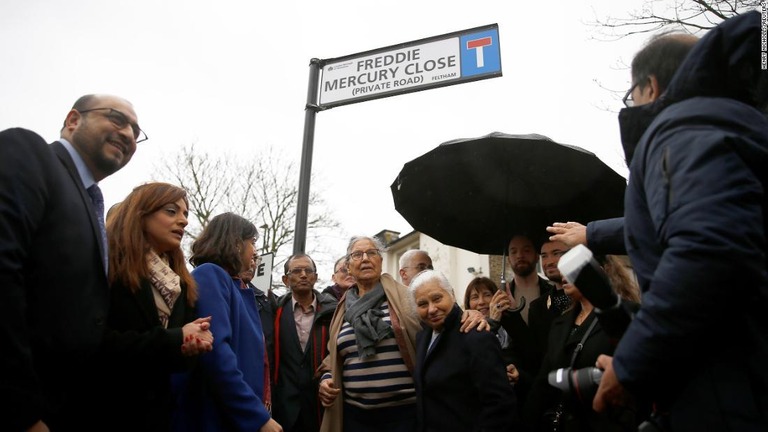 英ロンドン西部フェルサムに「フレディ・マーキュリー通り」が登場/Henry Nicholls/Reuters