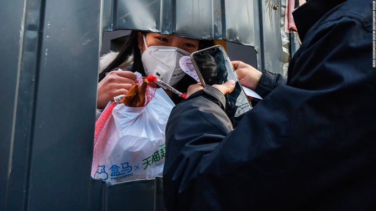 新たな感染者数が減少に転じた中国では、日常へ回帰する動きも出始めている/Kevin Frayer/Getty Images AsiaPac/Getty Images