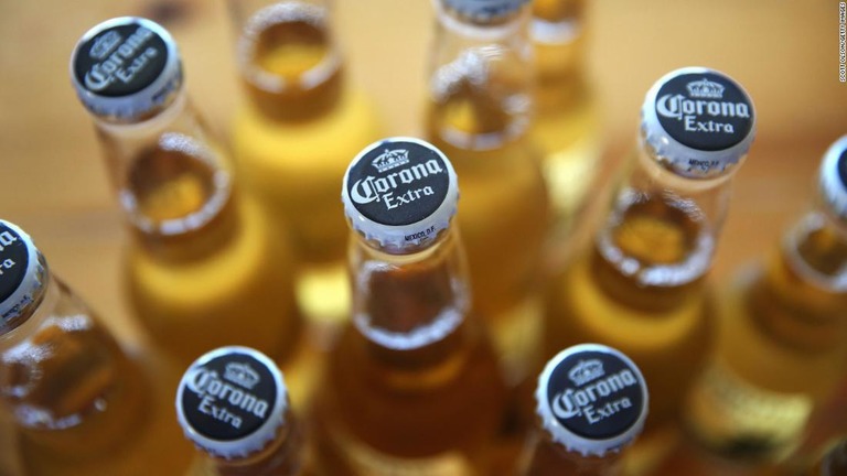 コンステレーション・ブランズによれば、コロナビールに対する需要は依然として堅調だという/Scott Olson/Getty Images