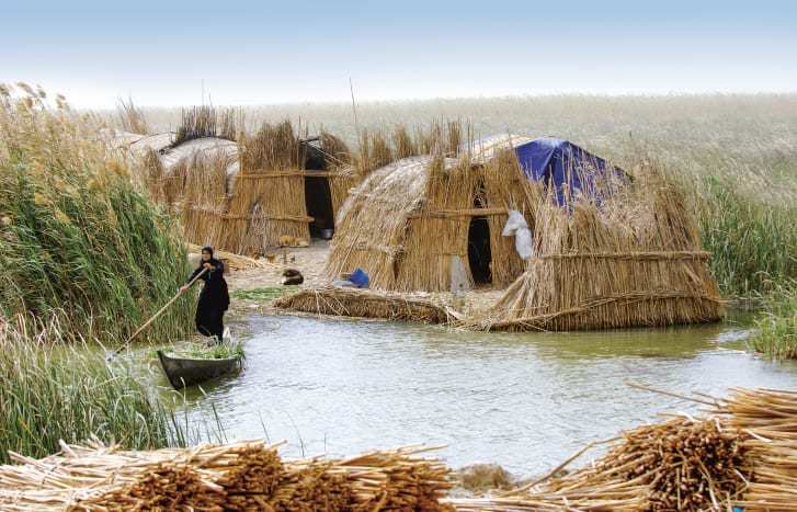 イラク南部マダンでは数千年前からアシなどで作られた家屋で人々が生活している/ Credit: esme allen