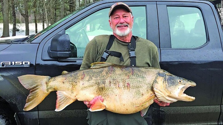 州の記録を塗り替える巨大なレイクトラウトを釣り上げたトーマス・ナイトさん/New Hampshire Fish and Game