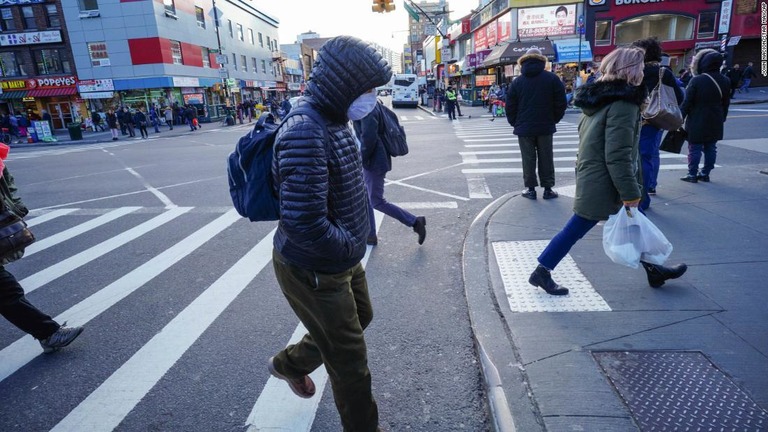 米ニューヨークの路上をマスクを着けて歩く人/John Nacion/Star Max/AP