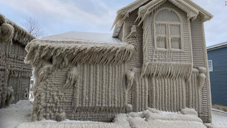 エリー湖岸の住宅は厚い氷雪に覆われ、氷でできた彫刻のようになった/Ed Mis