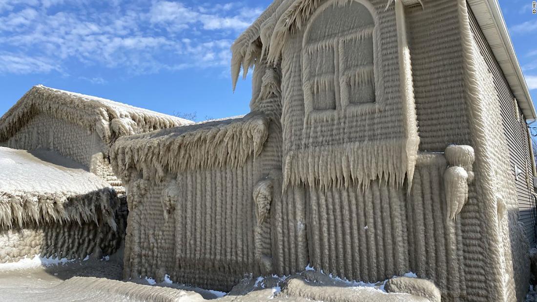 住宅を覆う氷雪の壁は最大で90センチに達している/Ed Mis