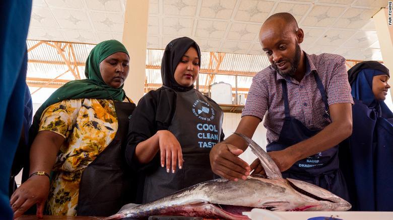 女性家長らに魚の扱いや調理方法を教えるフェアフィッシングの調理師/Fair Fishing