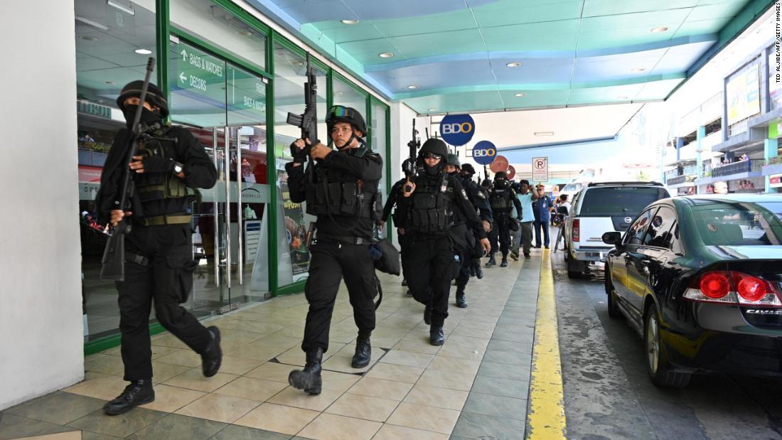 ショッピングモールの入り口前で警戒に当たる警察特殊部隊
/TED ALJIBE/AFP/Getty Images