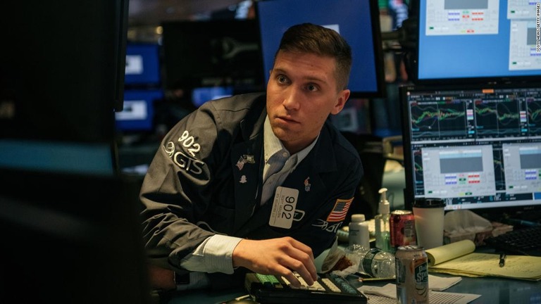 ２日の米株式市場は大幅反発。ダウ工業株平均は前日比１２９４ポイント（５．１％）高となった/Scott Heins/Getty Images 