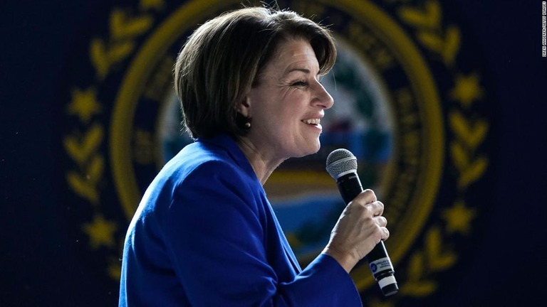 クロブシャー上院議員。民主党指名候補争いからの撤退を表明した/Drew Angerer/Getty Images