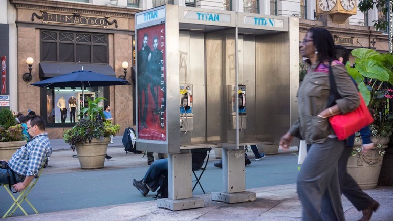 かつてニューヨーク市内の至る所にあった公衆電話だが、最近は姿を消しつつある/Richard Levine/Corbis/Getty Images