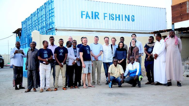 ソマリランドにある漁業ステーションの前に集まったフェアフィッシングのスタッフら/Fair Fishing