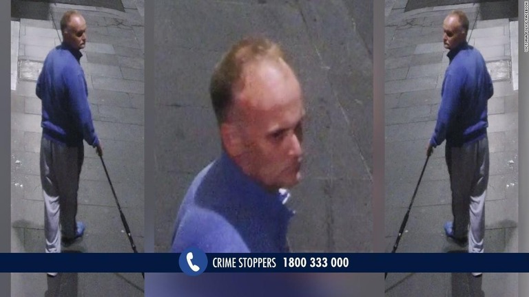 釣りざおを使ってマネキンの首からネックレスを盗み出した男の映像が公開された/Victoria Police/Facebook