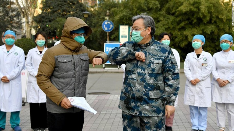 握手に代わる挨拶として、合掌やひじを合わせる行為が提唱されている/Liu Xiao/Xinhua/Getty Images