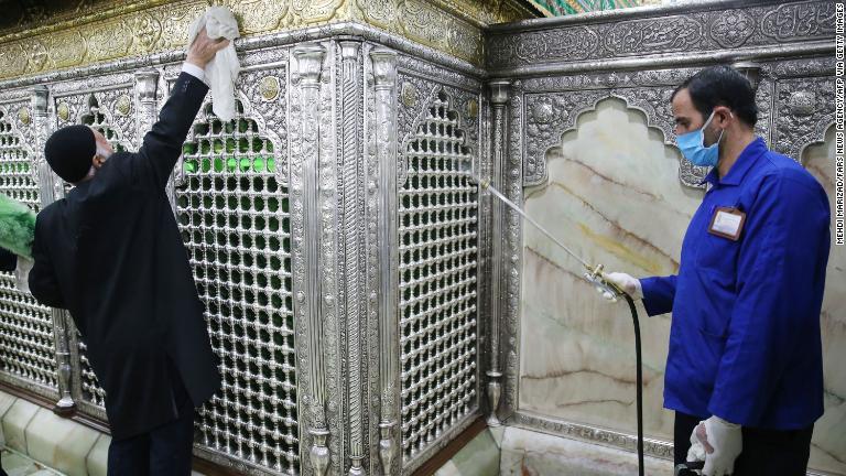 イラン中部の宗教都市ゴムのマスメフ廟で消毒作業が行われた＝２月２５日/MEHDI MARIZAD/FARS NEWS AGENCY/AFP via Getty Images