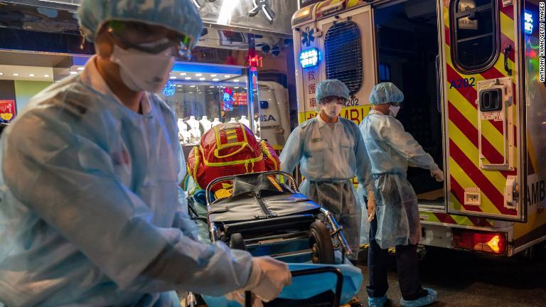 担架を運ぶ救急隊員＝２月２３日、香港/Anthony Kwan/Getty Images