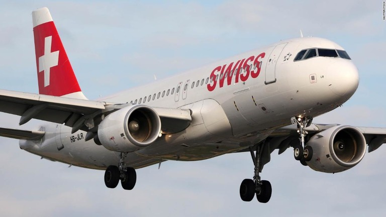 スイスの航空会社の機長にかみつくなどの暴行を加えた罪で女と娘が訴追された/Shutterstock