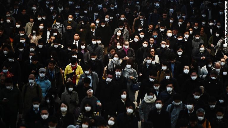 朝のラッシュアワーで混雑する品川駅の利用者は皆マスク姿＝２月２８日/Charly Triballeau/AFP/Getty Images