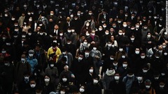 朝のラッシュアワーで混雑する品川駅の利用者は皆マスク姿＝２月２８日