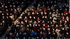 神戸でサッカーの試合を観戦する人々はマスク姿。ヴィッセル神戸は感染拡大防止のために、歌を歌ったり、旗を振ったりしないように求めた。リーグ開幕戦、横浜ＦＣとの試合＝２月２３日