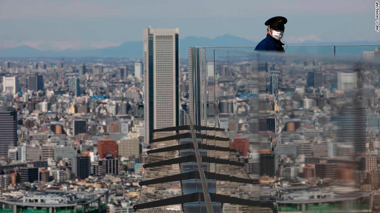 新型コロナウイルスの影響で、東京・渋谷にあるSHIBUYA SKYの展望デッキなど各種商業施設が営業時間を遅らせる対応＝３月３日/Jae C. Hong/AP