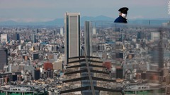 新型コロナウイルスの影響で、東京・渋谷にあるSHIBUYA SKYの展望デッキなど各種商業施設が営業時間を遅らせる対応＝３月３日