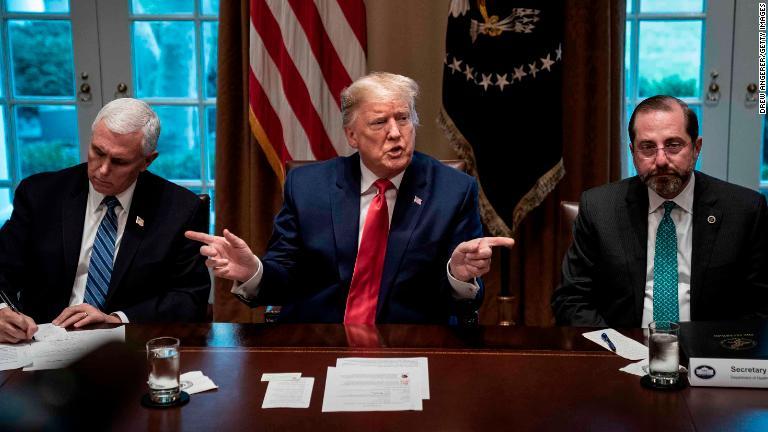 トランプ大統領（中央）とペンス副大統領（左）、アザール厚生長官。製薬会社幹部とホワイトハウスのタスクフォースが会議を開いた＝３月２日/Drew Angerer/Getty Images
