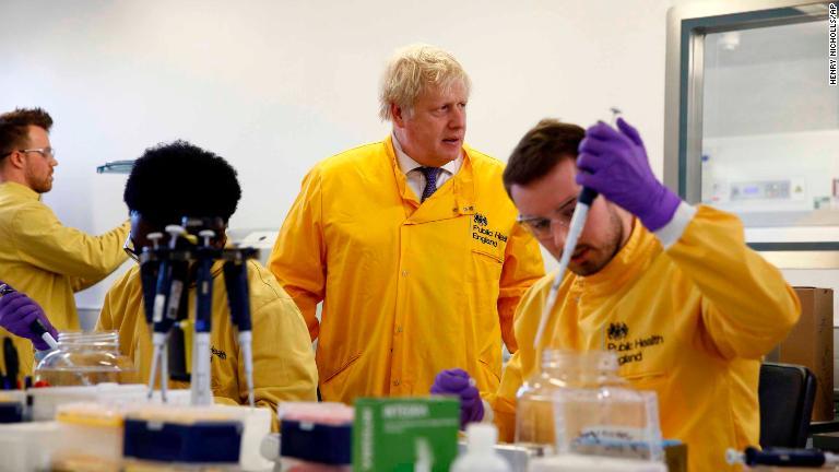 ジョンソン英首相が感染症関連の研究所を訪問/Henry Nicholls/AP
