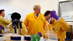 ジョンソン英首相が感染症関連の研究所を訪問