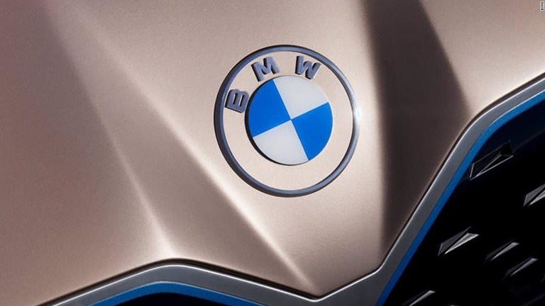 新しいロゴは３日に発表した「コンセプトｉ４」に使用された/BMW