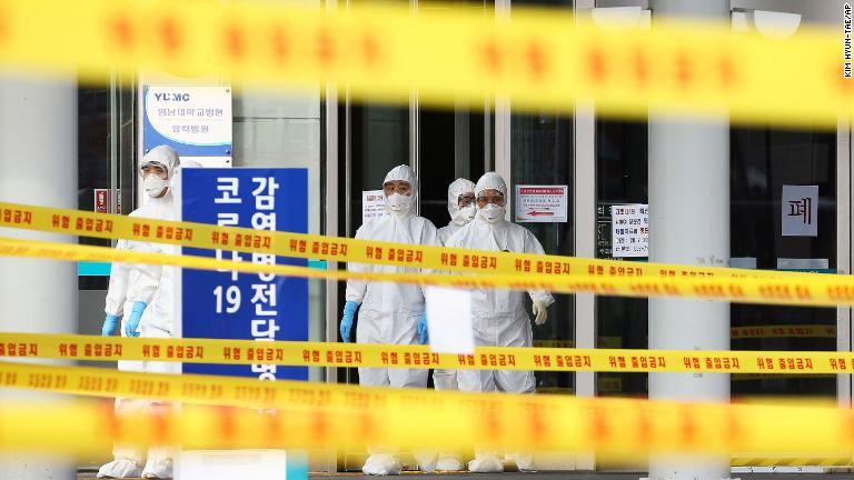 韓国・大邱の病院前に立つ医療従事者＝３月１日/Kim Hyun-tae/AP