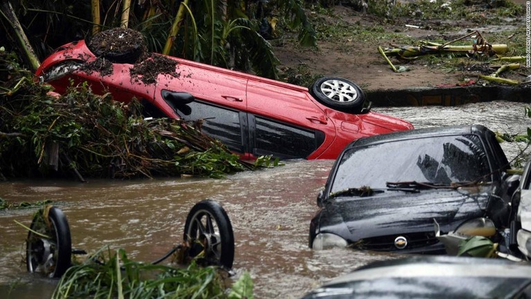 豪雨により被害を受けた車＝２日、リオデジャネイロ/MAURO PIMENTEL/AFP/Getty Images