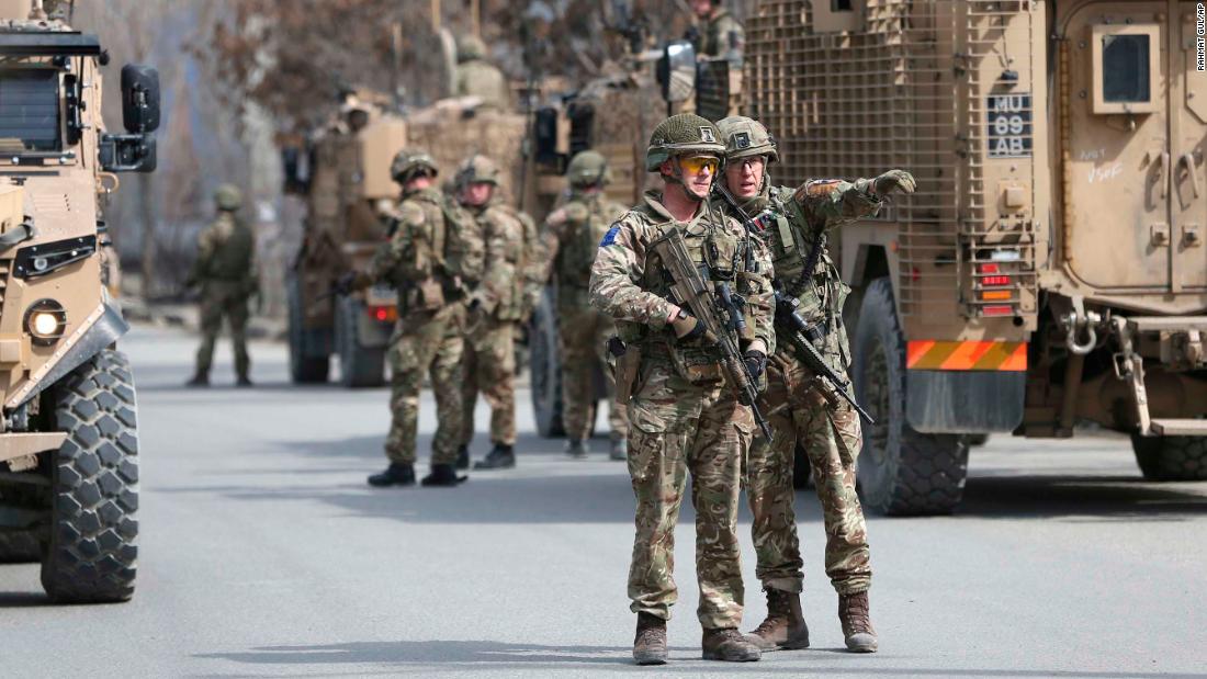 現場付近に展開する英国兵士/Rahmat Gul/AP