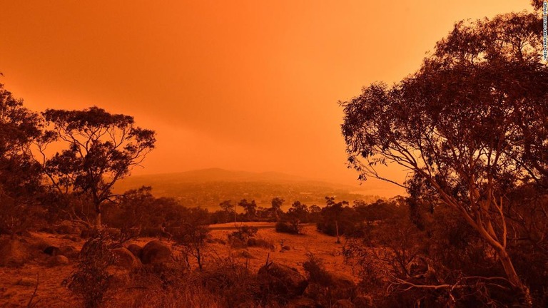 空が赤く染まるほど激しかった森林火災＝１月６日、ニューサウスウェールズ州ジンダビン/Saeed Khan/AFP/Getty Images