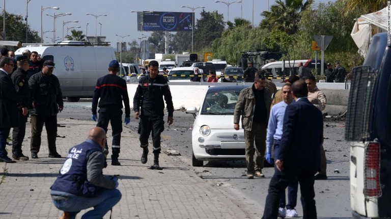 爆発現場で実況見分を行う警察/FETHI BELAID/AFP/Getty Images