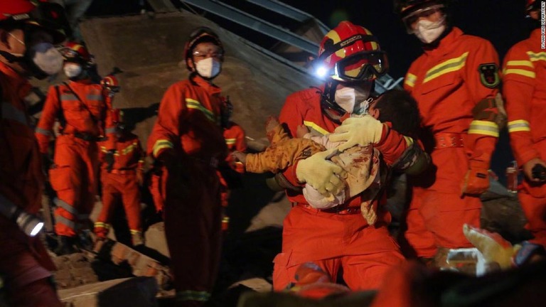 現場で少年を救出した救急隊員/Fujian Fire Department