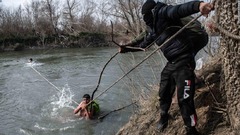 トルコから流入の難民、ギリシャ軍が「身ぐるみはがし追放」か