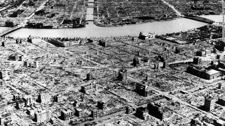 空襲後の東京をとらえた空撮画像/Mondadori Portfolio/Getty Images