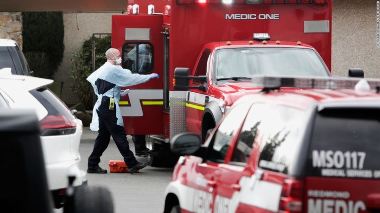 感染者が出た介護施設から患者を運び出すため、救急車が準備されている＝５日、ワシントン州/Jason Redmond/AFP/Getty Images