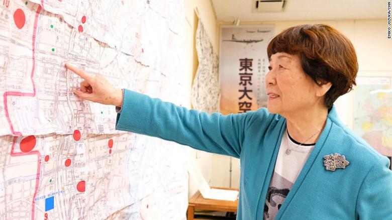 東京大空襲・戦災資料センターで展示資料を見つめる二瓶治代さん/Emiko Jozuka/CNN