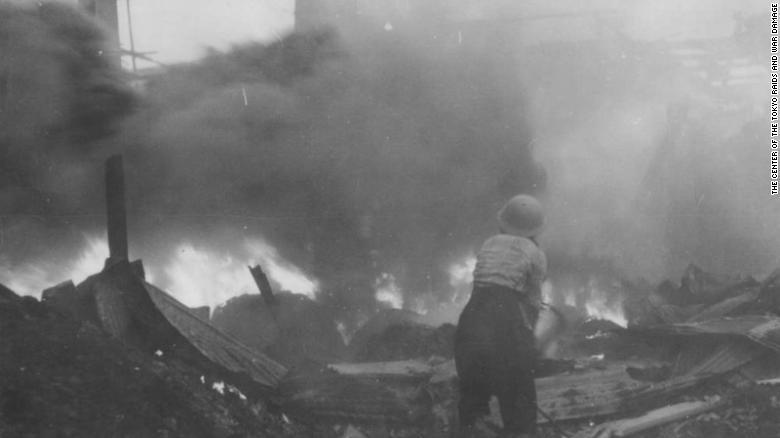 空襲が終わり朝が来ても、まだ火は燃え続けていた/The Center of the Tokyo Raids and War Damage