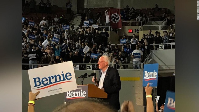 サンダース氏の集会で見られたナチス・ドイツの旗/courtesy Orlando Garrido