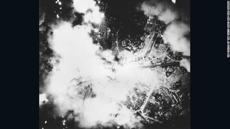 空襲を受ける東京の街。大量の煙と炎が立ち上る/The Center of the Tokyo Raids and War Damage