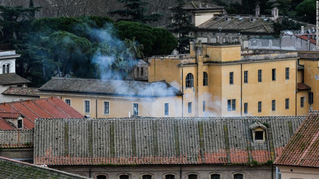 ローマ中部の刑務所の屋根から煙が立ち上る様子＝９日/ALBERTO PIZZOLI/AFP/Getty Images