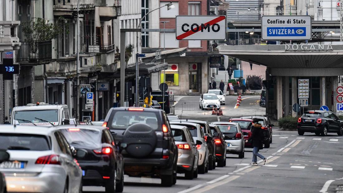 ミラノ北方にあるスイスとの国境の税関で車が列をなしている/MIGUEL MEDINA/AFP/Getty Images