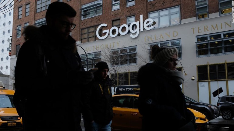 グーグルの親会社アルファベットは北米の全従業員に対し４月１０日まで在宅勤務を要請した/Sean Gallup/Getty Images