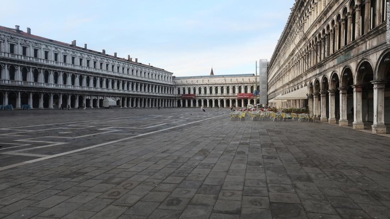 移動制限の対象となり、人の姿が消えた伊ベネチアのサンマルコ広場/Marco Di Lauro/Getty Images 