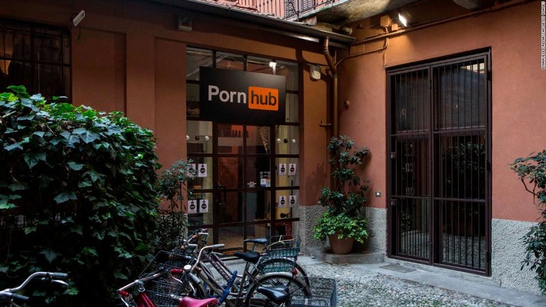 ポルノサイト「ポルノハブ」はイタリア人が無料でプレミアムコンテンツを閲覧できるよう対応。写真はミラノに登場した期間限定店舗＝２０１７年１２月/Emanuele Cremaschi/Getty Images
