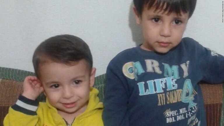 シリアからの脱出を図ったが途中で死亡したアラン・クルディちゃん（左）と兄/From Tima Kurdi/Facebook
