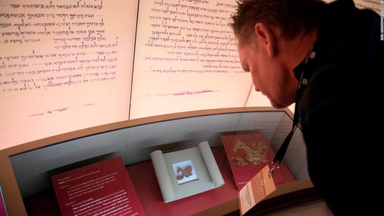 聖書図書館は、所有する死海文書の断片１６点についてすべてが偽物だったと明らかにした/SAUL LOEB/AFP/Getty Images